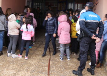 Bomberos y Policía Local participan en un simulacro de evacuación en el colegio Severiano Montero, de Peñaranda