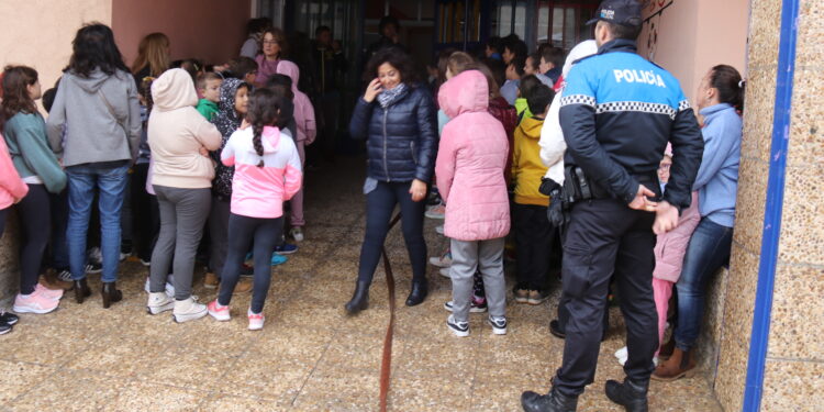 Bomberos y Policía Local participan en un simulacro de evacuación en el colegio Severiano Montero, de Peñaranda