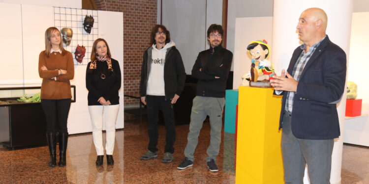 Daniel y Rodrigo Manjón acercan la cultura maker a Peñaranda en una exposición que asombra a niños y adultos
