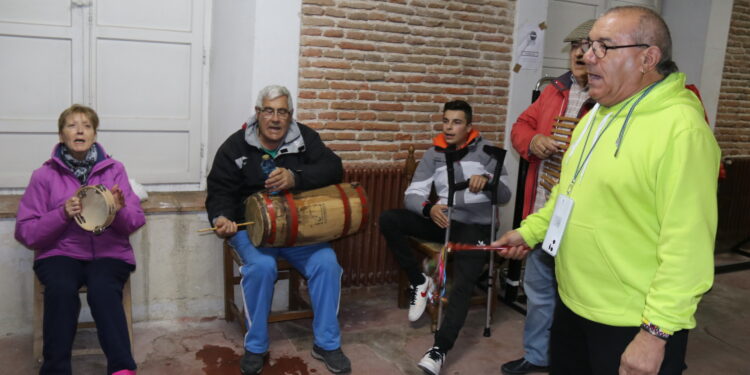 Los últimos supervivientes de la comparsa peñarandina luchan para que la agrupación no desaparezca tras 43 años de vida