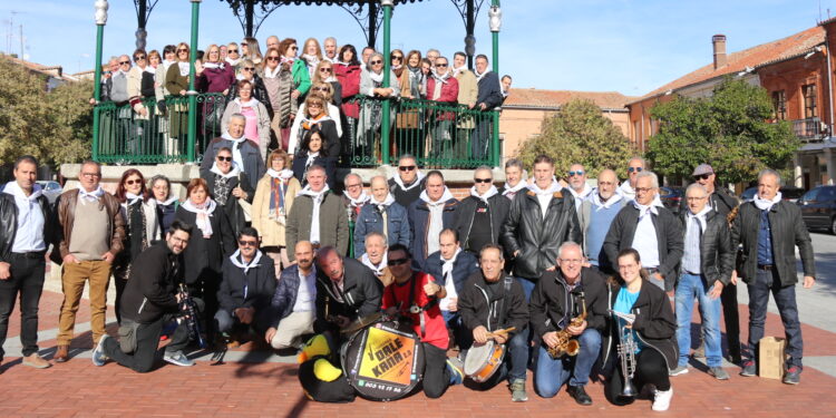 Peñaranda acoge un animado encuentro de los quintos y quintas del 61 y 62 donde no falta la tradicional foto en el templete