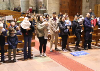 La iglesia parroquial de Peñaranda acoge la bendición de los bebés ante la imagen de la Virgen Milagrosa