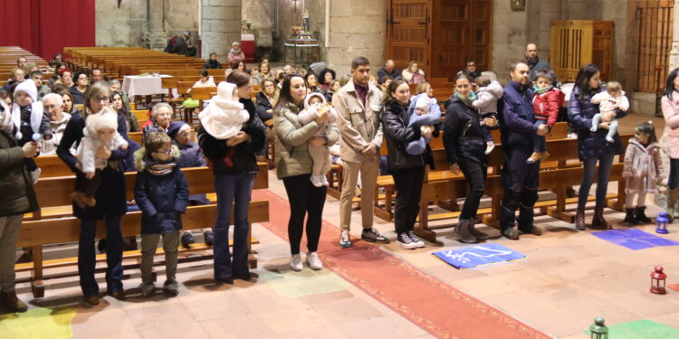 La iglesia parroquial de Peñaranda acoge la bendición de los bebés ante la imagen de la Virgen Milagrosa