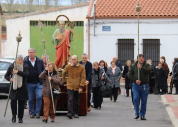 Los vecinos de Palaciosrubios festejan a San Andrés con misa y la procesión en una mañana ya casi invernal