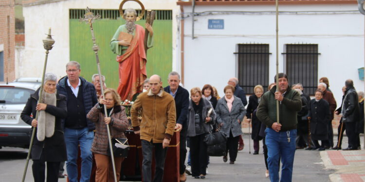 Los vecinos de Palaciosrubios festejan a San Andrés con misa y la procesión en una mañana ya casi invernal