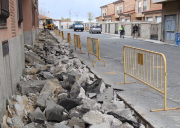 Peñaranda renueva los acerados de la calle Miguel de Unamuno y la obra seguirá en la avenida de Salamanca