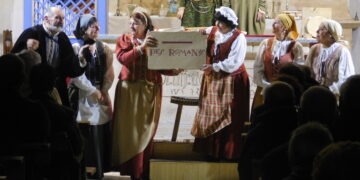 «Buscando a Nebrija» cosecha un nuevo éxito en la iglesia parroquial de Villoria y supera ya el centenar de representaciones
