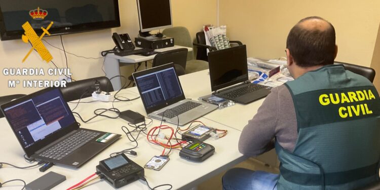 La Guardia Civil esclarece 1.200 estafas bancarias, una de ellas a un vecino de Babilafuente, y detiene a sus autores