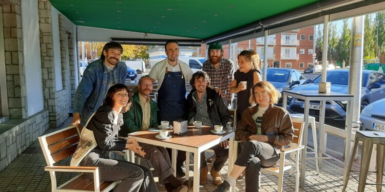 La banda estadounidense de indie rock Widowspeak visita Los Álamos Laboratorio Gastronómico, en Peñaranda