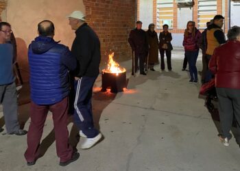 La asociación El Calentejo organiza en Cantaracillo una animada castañada dentro de sus actividades socioculturales