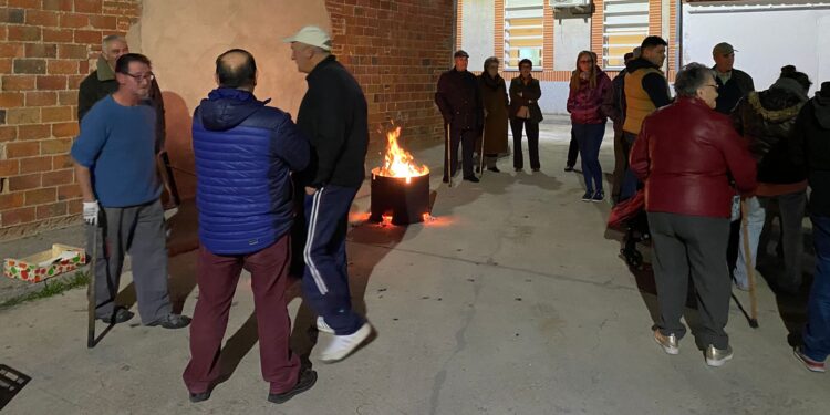 La asociación El Calentejo organiza en Cantaracillo una animada castañada dentro de sus actividades socioculturales