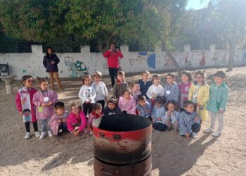 El colegio Miguel de Unamuno, de Peñaranda, organiza una gran castañada aprovechando un día de sol espléndido