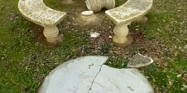 Cantalpino sufre una nueva acción vandálica y amanece destrozado el mobiliario de uno de los parques públicos