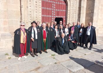 Los Amigos de la Capa de Santiago de la Puebla festejan a su patrón, San Martín de Tours, con una misa y un aperitivo