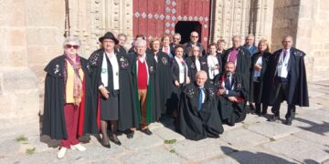 Los Amigos de la Capa de Santiago de la Puebla festejan a su patrón, San Martín de Tours, con una misa y un aperitivo