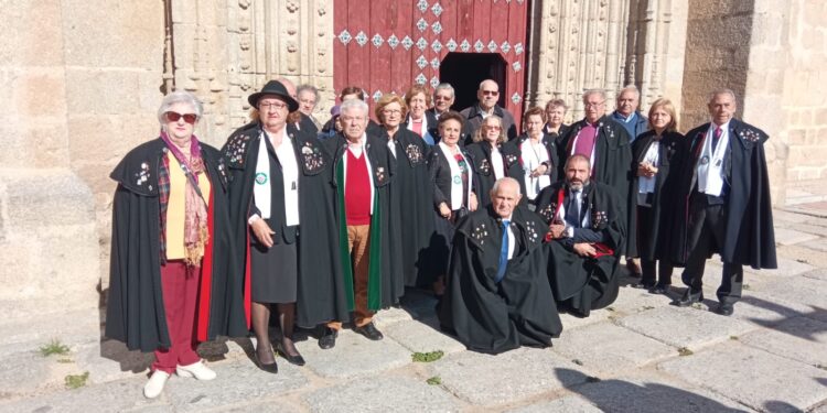 Los Amigos de la Capa de Santiago de la Puebla festejan a su patrón, San Martín de Tours, con una misa y un aperitivo
