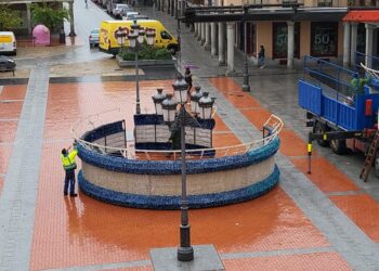Comienza en Peñaranda el montaje de la iluminación navideña con el gran adorno que presidirá la plaza de la Constitución