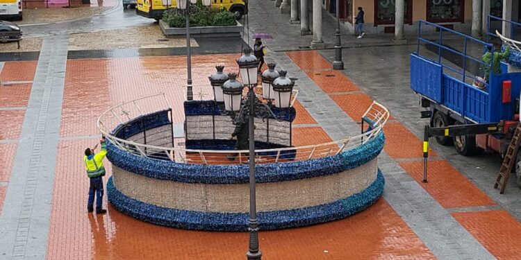 Comienza en Peñaranda el montaje de la iluminación navideña con el gran adorno que presidirá la plaza de la Constitución