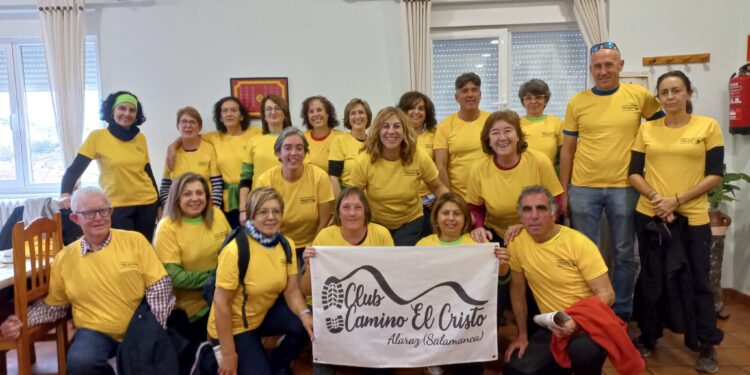 La Ruta del Cocido organizada por el club de senderismo Camino el Cristo, de Alaraz, reúne a una veintena de participantes