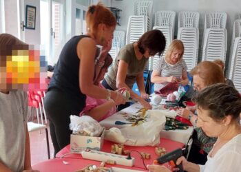 La asociación La Corraliza, de Villar de Gallimazo, pone en marcha un taller de creación de adornos navideños