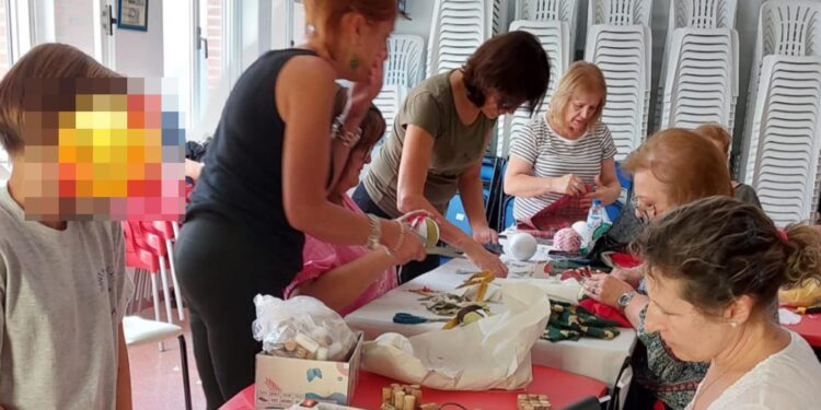 La asociación La Corraliza, de Villar de Gallimazo, pone en marcha un taller de creación de adornos navideños