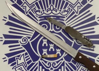 La Policía Local de Peñaranda requisa dos cuchillos a un grupo de jóvenes que estaban consumiendo estupefacientes