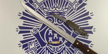 La Policía Local de Peñaranda requisa dos cuchillos a un grupo de jóvenes que estaban consumiendo estupefacientes