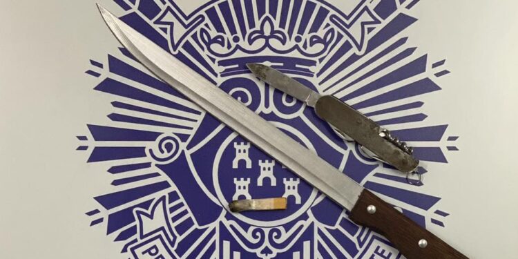 La Policía Local de Peñaranda requisa dos cuchillos a un grupo de jóvenes que estaban consumiendo estupefacientes