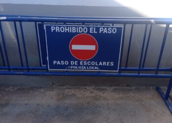 La Policía Local de Peñaranda refuerza la seguridad en los entornos escolares con una nueva señalización
