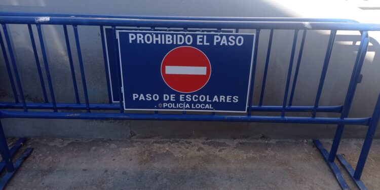 La Policía Local de Peñaranda refuerza la seguridad en los entornos escolares con una nueva señalización