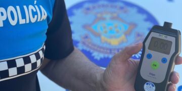 La Policía Local de Peñaranda sorprende a un hombre sin permiso de conducir y se niega a realizar la prueba de alcoholemia