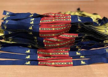 La asociación taurina de Poveda de las Cintas colaborará con Alcer donando parte de la venta de sus nuevas pulseras