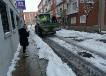 La subdelegada del Gobierno pide a los 362 municipios de la provincia que hagan acopio de sal para afrontar nevadas