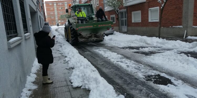 La subdelegada del Gobierno pide a los 362 municipios de la provincia que hagan acopio de sal para afrontar nevadas