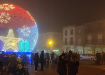 Peñaranda enciende la Navidad con el alumbrado ornamental y con la gran bola de la plaza de la Constitución como reclamo