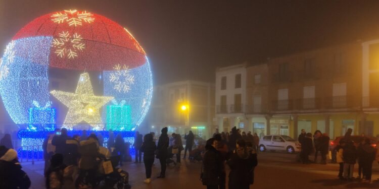Peñaranda enciende la Navidad con el alumbrado ornamental y con la gran bola de la plaza de la Constitución como reclamo