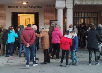Una castañada en la plaza anima en Macotera la bienvenida al mes de diciembre con una destacada participación