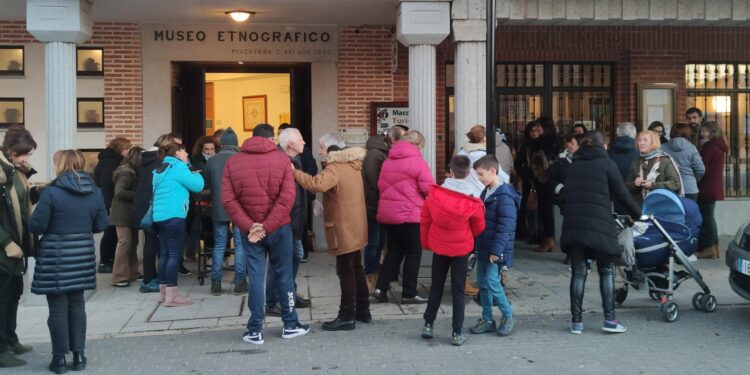 Una castañada en la plaza anima en Macotera la bienvenida al mes de diciembre con una destacada participación