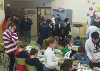 La Fiesta de la Castaña en el CEO Miguel Delibes de Macotera reúne a profesores, alumnos y familias en una divertida mañana