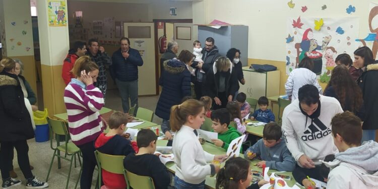 La Fiesta de la Castaña en el CEO Miguel Delibes de Macotera reúne a profesores, alumnos y familias en una divertida mañana