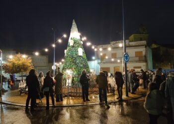 Villoruela «endulza» el encendido de su gran árbol navideño con una chocolatada solidaria a beneficio de Aerscyl