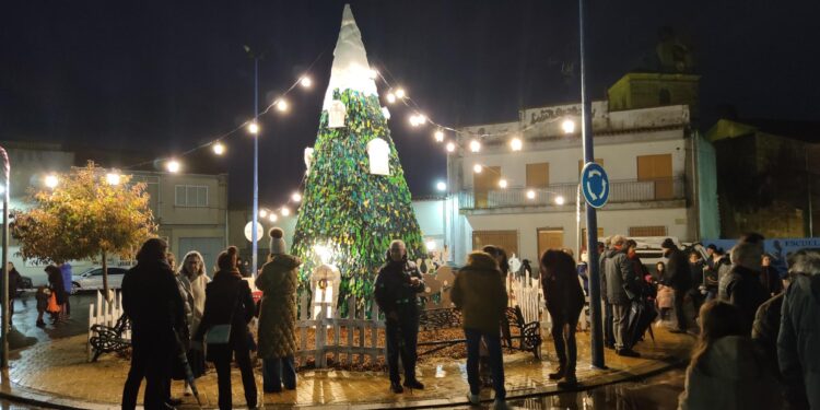 Villoruela «endulza» el encendido de su gran árbol navideño con una chocolatada solidaria a beneficio de Aerscyl