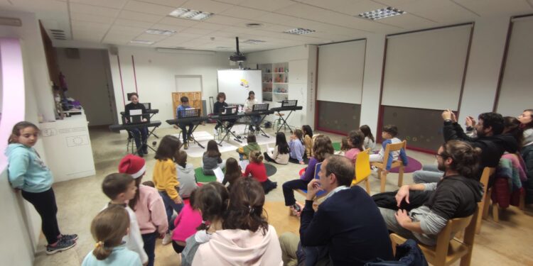 Peñaranda se llena de «Copos de corcheas» en la primera actuación de los alumnos de la Escuela de Música