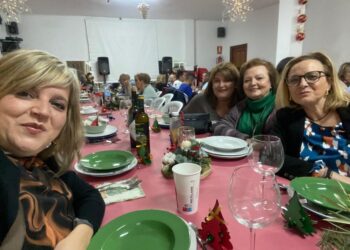 La asociación La Corraliza llena de ambiente las calles de Villar de Gallimazo con los adornos creados en su taller navideño