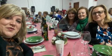 La asociación La Corraliza llena de ambiente las calles de Villar de Gallimazo con los adornos creados en su taller navideño