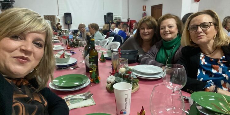 La asociación La Corraliza llena de ambiente las calles de Villar de Gallimazo con los adornos creados en su taller navideño