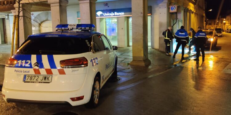El humo que salía de una arqueta junto a una entidad bancaria moviliza a Bomberos y Policía Local en Peñaranda