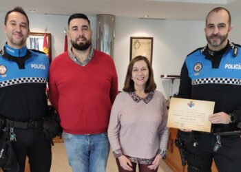 Manuel López, agente de la Policía Local de Peñaranda, recibe un reconocimiento por una actuación fuera de servicio en Salamanca