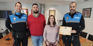 Manuel López, agente de la Policía Local de Peñaranda, recibe un reconocimiento por una actuación fuera de servicio en Salamanca