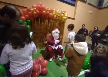 La visita sorpresa de Papá Noel pone el broche a la fiesta navideña del colegio Severiano Montero, en Peñaranda